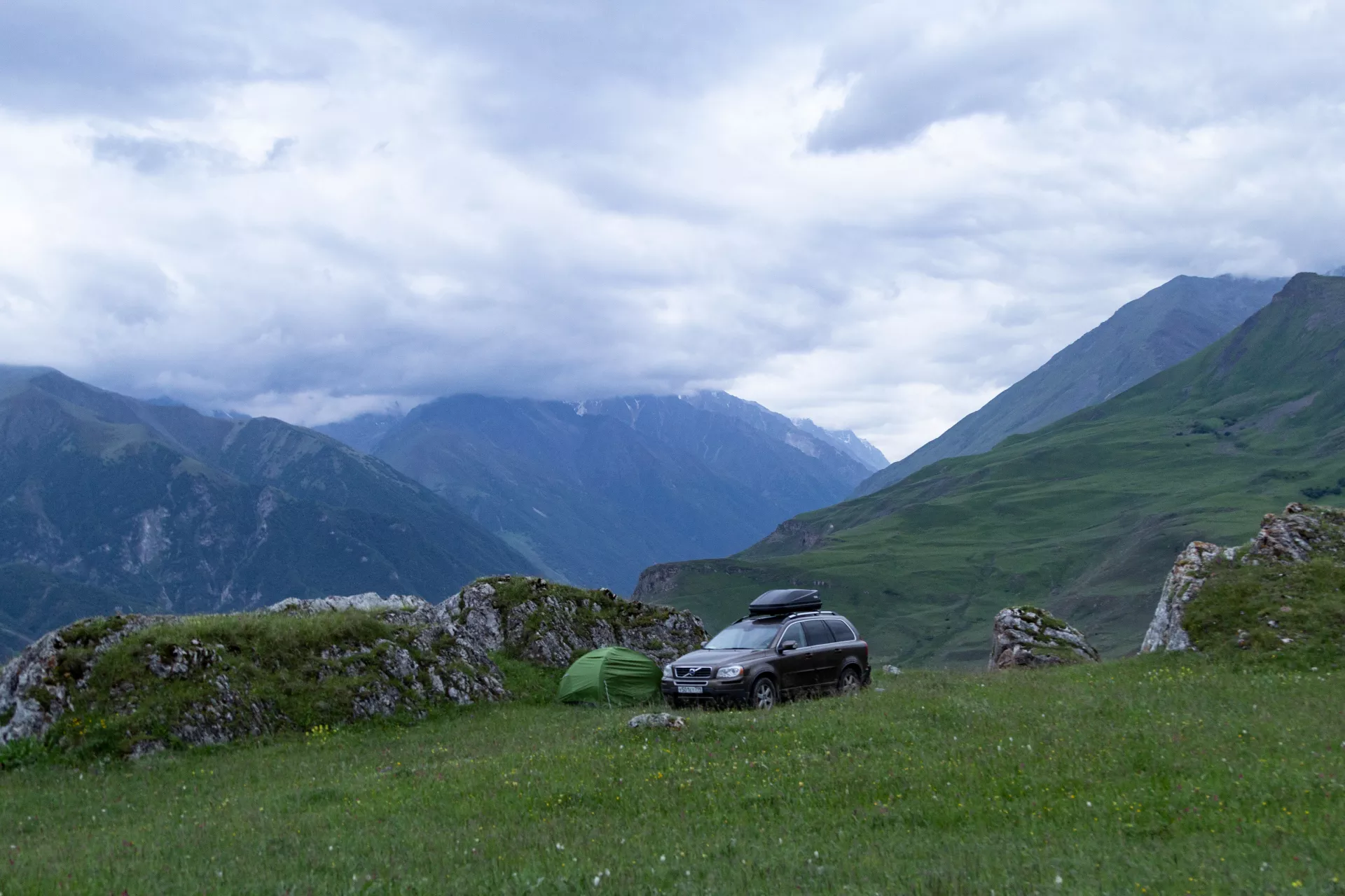 Volvo xc90 на перевале Думала в Безенги